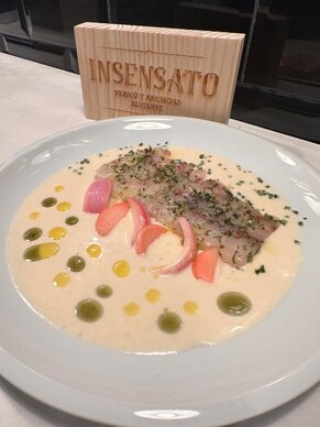 corvina curada con ajo blanco y encurtidos.jpeg